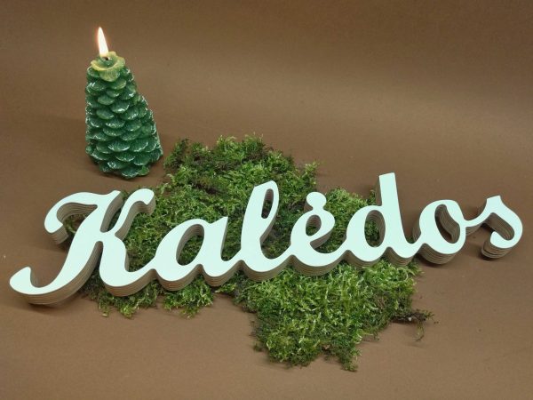 Medinis pastatomas užrašas "Kalėdos"