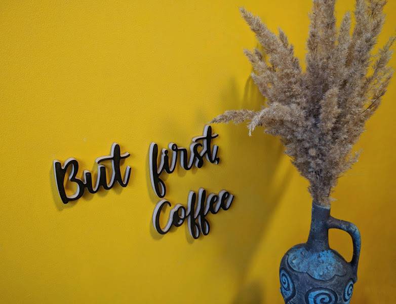 Medinis pakabinamas užrašas "But first coffee" - Image 3