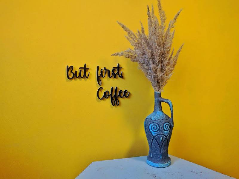 Medinis pakabinamas užrašas "But first coffee"