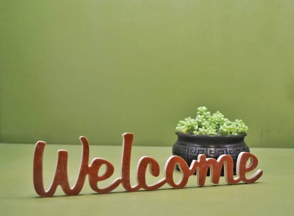 Medinis pastatomas užrašas "Welcome"