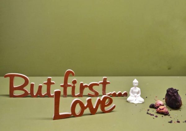 Medinis pastatomas užrašas "But first...Love"