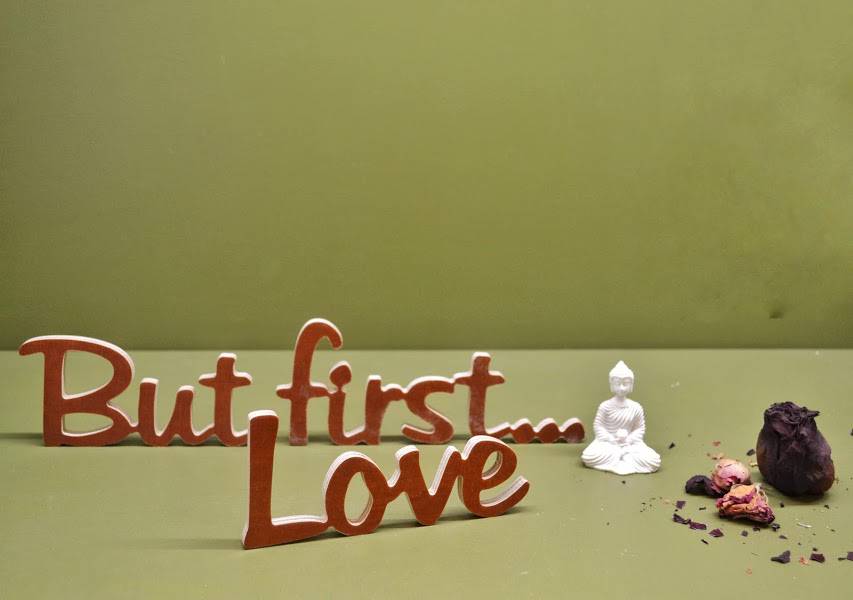 Medinis pastatomas užrašas "But first...Love"