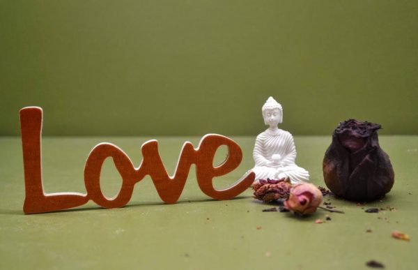 Medinis pastatomas užrašas "Love"