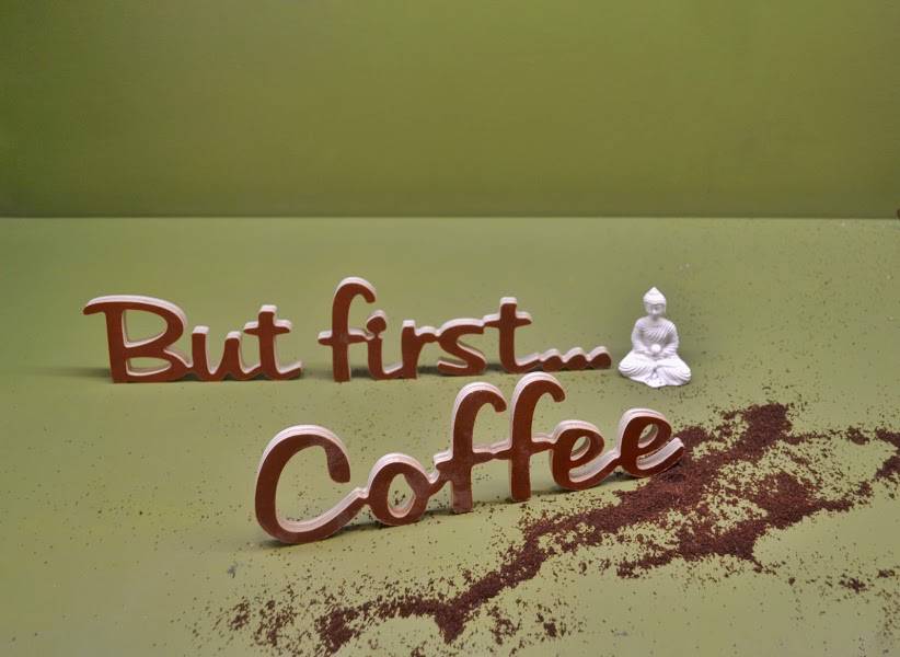 Medinis pastatomas užrašas "But first...Coffee"