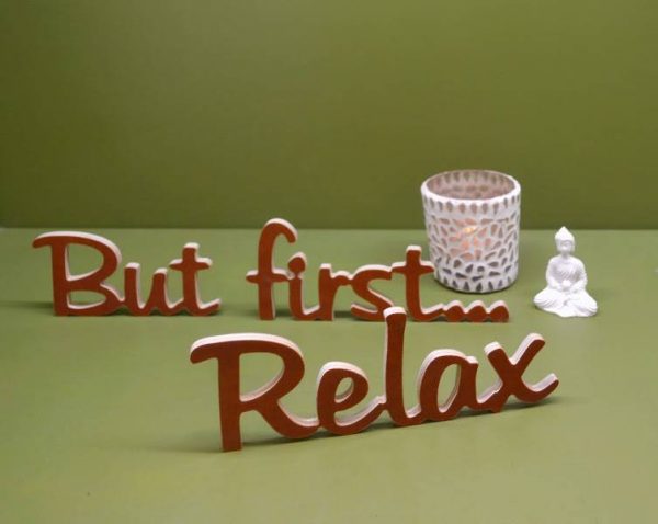 Medinis pastatomas užrašas "But first...Relax"