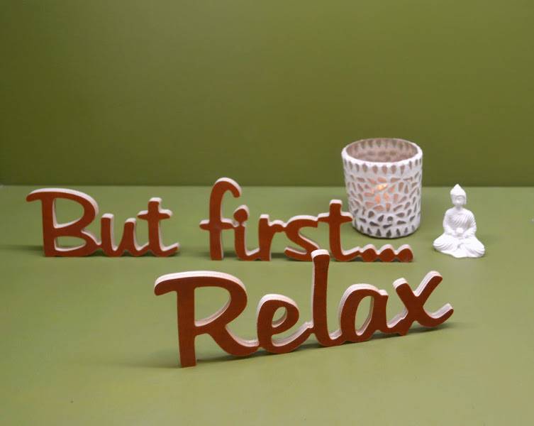 Medinis pastatomas užrašas "But first...Relax"