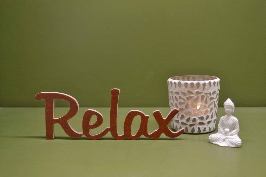 Medinis pastatomas užrašas "Relax"