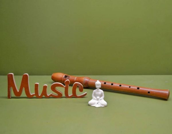 Medinis pastatomas užrašas "Music"