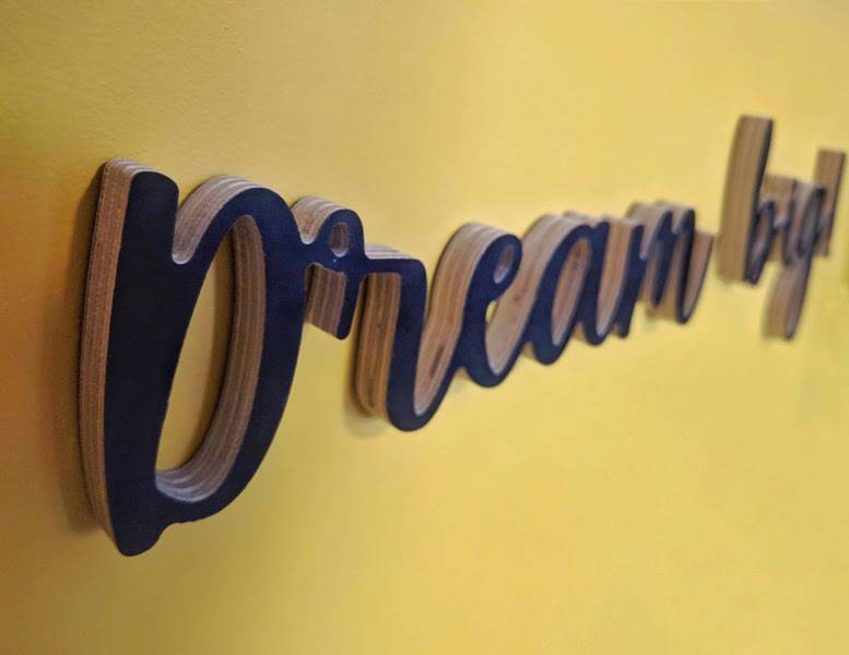 Medinis pakabinamas užrašas "Dream big!" - Image 2
