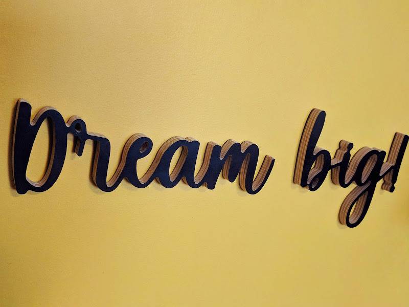 Medinis pakabinamas užrašas "Dream big!" - Image 3