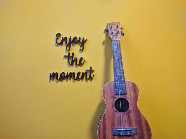 Medinis pakabinamas užrašas "Enjoy the moment"