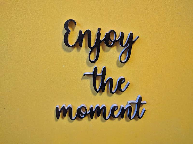 Medinis pakabinamas užrašas "Enjoy the moment" - Image 2