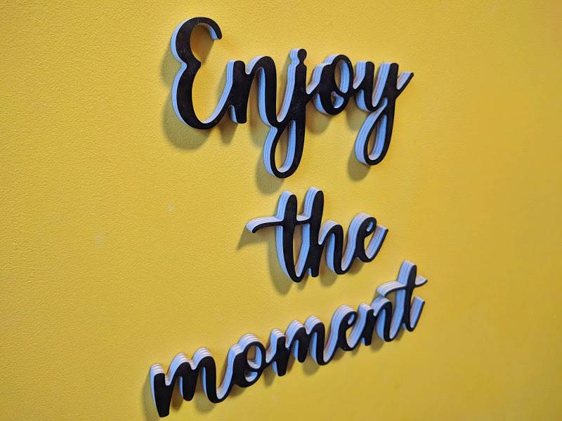 Medinis pakabinamas užrašas "Enjoy the moment" - Image 3