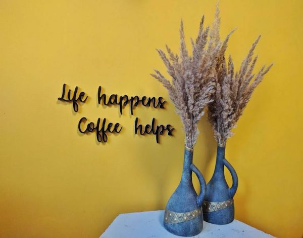 Medinis pakabinamas užrašas "Life happens coffee helps"