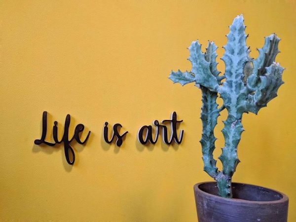 Medinis pakabinamas užrašas "Life is art"