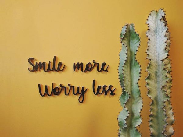 Medinis pakabinamas užrašas "Smile more worry less"