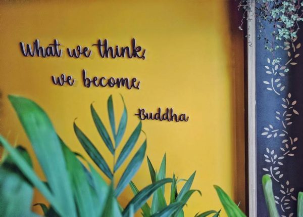 Medinis pakabinamas užrašas "What we think we become"