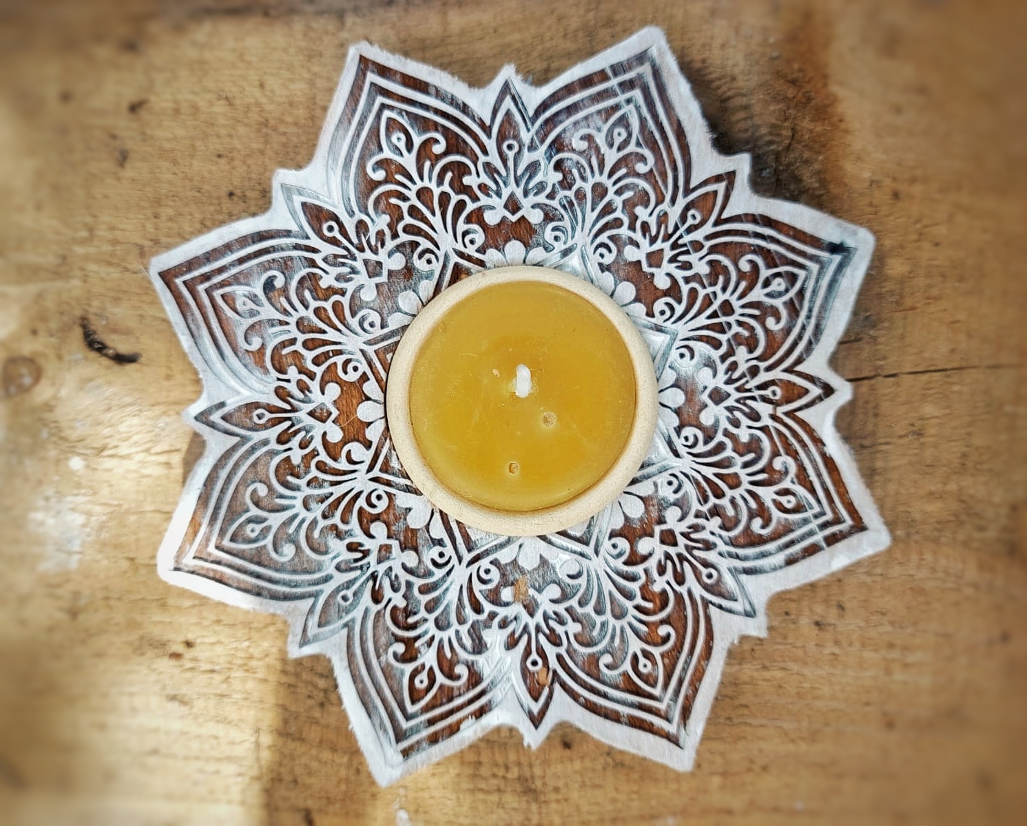 Medinė žvakidė "Mandala" su bičių vaško žvakele